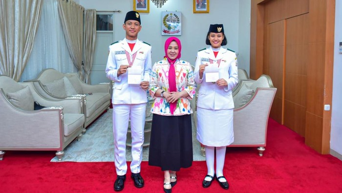 Wagub Sulsel Fatmawati Rusdi menerima kedatangan 2 anggota Paskibraka asal Sulsel, Aliah dan Nadhif.