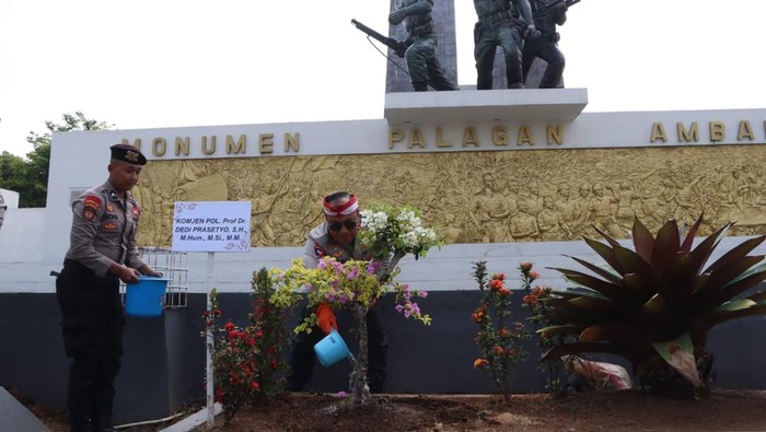 Wakapolri Komjen Dedi Prasetyo bersama Alumni Akpol 1990 menanam pohon di Monumen Palagan Ambarawa, Kabupaten Semarang.