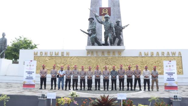 Wakapolri Komjen Dedi Prasetyo bersama Alumni Akpol 1990 menanam pohon di Monumen Palagan Ambarawa, Kabupaten Semarang.