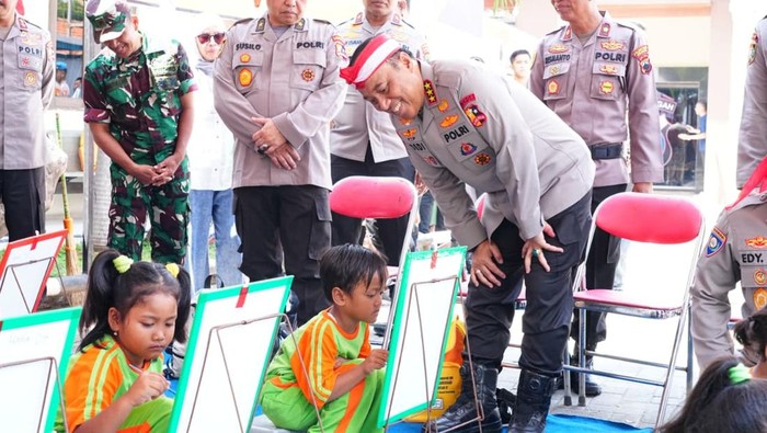 Wakapolri Komjen Pol Dedi Prasetyo menghadiri kegiatan bakti sosial dan kesehatan di Mapolsek Genuk, Semarang.