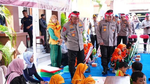 Wakapolri Komjen Pol Dedi Prasetyo menghadiri kegiatan bakti sosial dan kesehatan di Mapolsek Genuk, Semarang.