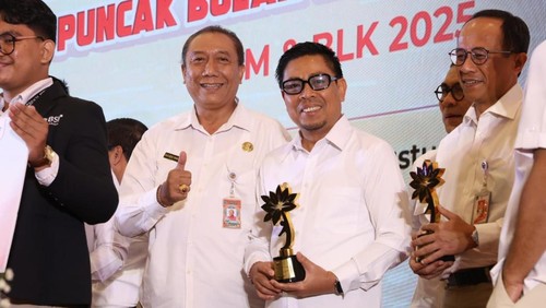 Wakil Wali Kota Denpasar I Kadek Agus Arya Wibawa dan Kepala Disdikpora Denpasar AA Gede Wiratama saat menerima penghargaan Kejar Award 2025 di Auditorium Dhanapala Kementerian Keuangan, Jakarta, Jumat (22/8/2025).
