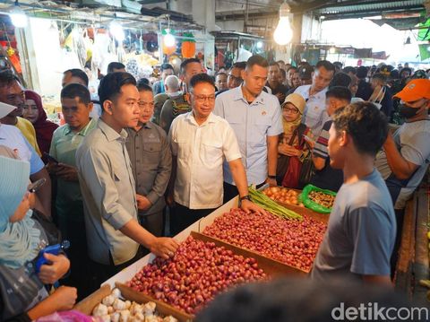 Wapres Gibran didampingi Wali Kota Pontianak Edi Rusdi Kamtono blusukan ke Pasar Flamboyan.