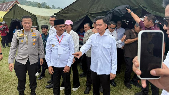 Wapres Gibran Rakabuming meninjau pengungsian korban gempa di Kabupaten Poso