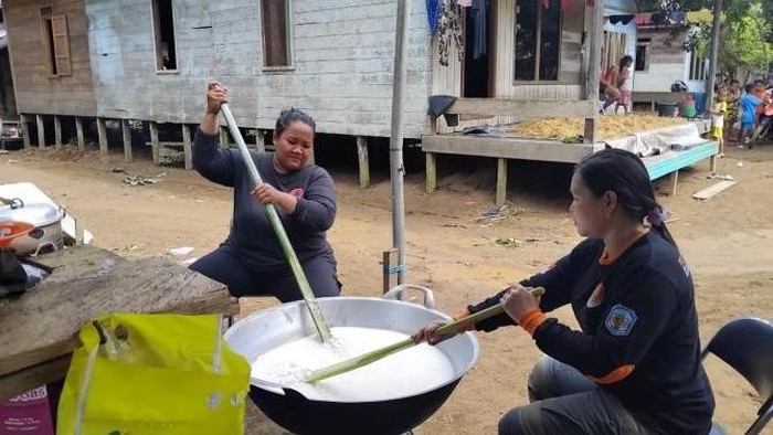 Warga Murung Raya kembali beraktivitas setelah banjir surut.