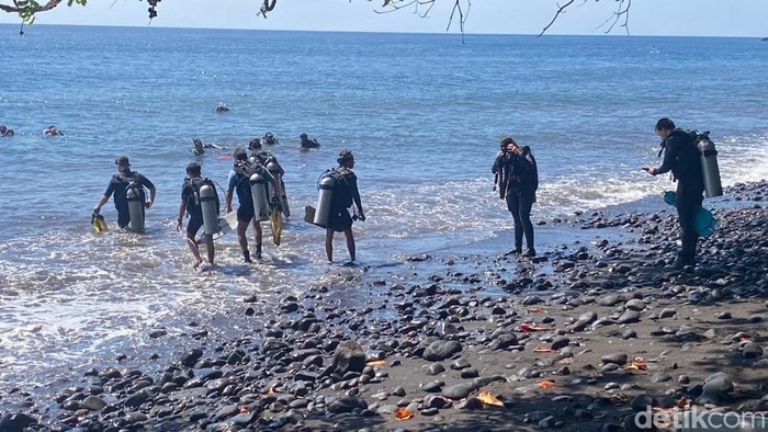 Wisatawan saat akan melakukan diving di Pantai Tulamben, Karangasem, Minggu (17/8/2025).