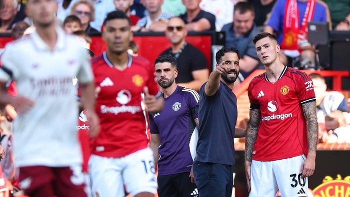 MANCHESTER, ENGLAND - AUGUST 17: Ruben Amorim the head coach / manager of Manchester United instructs Benjamin Sesko of Manchester United as he comes on  during the Premier League match between Manchester United and Arsenal at Old Trafford on August 17, 2025 in Manchester, England. (Photo by Robbie Jay Barratt - AMA/Getty Images)