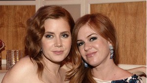 Amy Adams dan Isla Fisher juga terlihat mirip banget. Saking miripnya, Amy Adams pernah buat foto selfie berdua buat kartu ucapan liburan keluarganya. Foto: Istimewa