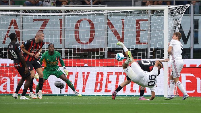 MILAN, ITALY - AUGUST 23: Federico Bonazzoli of US Cremonese scores a spectacular goal to give the side a 2-1 lead during the Serie A match between AC Milan and US Cremonese at Giuseppe Meazza Stadium on August 23, 2025 in Milan, Italy. (Photo by Jonathan Moscrop/Getty Images)