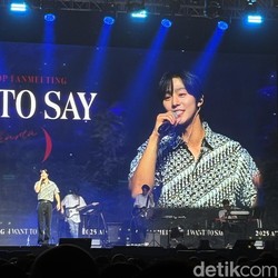 Ahn Hyo Seop Ganteng Berbatik, Nyanyi Lagu Tulus di Fanmeeting Jakarta