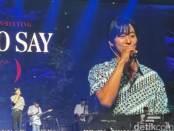 Ahn Hyo Seop Pakai Batik di Fanmeeting Jakarta.