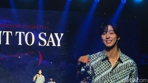 Salah satu yang jadi curi perhatian saat Ahn Hyo Seop pakai baju batik berwarna hitam bermotif putih.  Foto: Atmi Ahsani Yusron/ detikcom