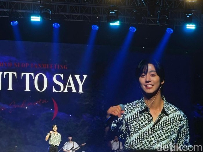 Ahn Hyo Seop Pakai Batik di Fanmeeting Jakarta.