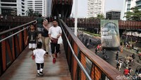 Spanduk raksasa yang terbentang di jantung ibu kota menjadi pengingat, bahwa meski jauh dari hutan, setiap individu tetap memiliki peran dalam pelestarian alam.