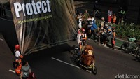 Ratusan pesepeda, aktivis lingkungan, hingga masyarakat umum turut hadir, termasuk dua maskot orangutan Tapanuli dan Kalimantan yang ikut menyemarakkan suasana.