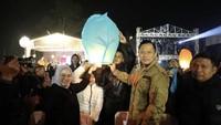 Senang bisa menyaksikan dan menikmati Dieng Culture Festival 2025 bersama Bupati Banjarnegara dan sahabat-sahabat. Kita juga harus memakai jaket yang lengkap ditengah dinginnya suhu udara di ketinggian Dieng Banjarnegara. Sebuah pengalaman yang akan saya kenang selamanya. Apalagi ditambah dengan penampilan musisi yang begitu memukau dan suasana alam yang indah, keterangan dalam unggahan di Instagram AHY. (Instagram AHY)