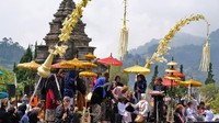 Pemangku adat memotong rambut anak bajang atau anak berambut gimbal saat ritual potong rambut gimbal di kompleks Candi Arjuna Dataran Tinggi Dieng, Desa Dieng Kulon, Banjarnegara, Jawa Tengah, Minggu (24/8/2025). ANTARA FOTO/Anis Efizudin