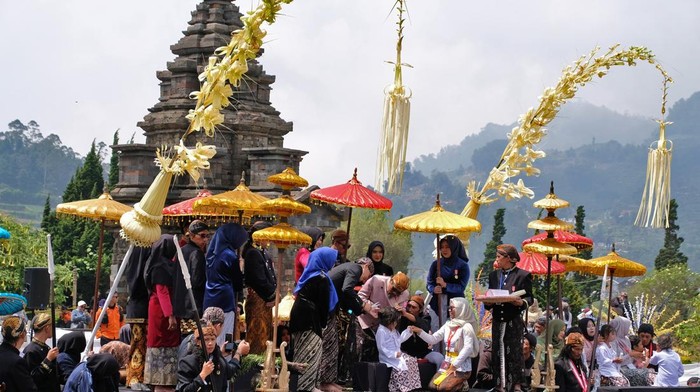 Anak Bajang Jalani Ritual Potong Rambut Gimbal di Dieng Wisatawan menyaksikan prosesi ritual pemotongan rambut anak bajang atau anak berambut gimbal di komplek Candi Arjuna Dataran Tinggi Dieng, Desa Dieng Kulon, Batur, Banjarnegara, Jawa Tengah, Minggu (24/8/2025). Sebanyak delapan anak bajang menjalani ritual potong rambut gimbal dalam rangkaian Dieng Culture Festival (DCF) 2025 yang mengusung tema βBack To The Cultureβ. ANTARA FOTO/Anis Efizudin