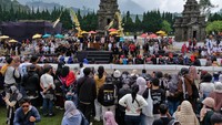 Wisatawan yang hadir menyaksikan dengan antusias prosesi yang berlangsung di halaman Candi Arjuna tersebut. Mereka juga memanfaatkan kesempatan untuk mengabadikan momen unik ini melalui foto dan video. ANTARA FOTO/Anis Efizudin