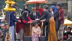 Anak Bajang Jalani Ritual Potong Rambut Gimbal di Dieng