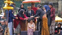 Prosesi adat ini menjadi salah satu rangkaian Dieng Culture Festival (DCF) 2025 yang mengusung tema “Back To The Culture”. Para pemangku adat secara simbolis memotong rambut anak bajang sebagai bagian dari tradisi turun-temurun yang sarat makna spiritual dan budaya. ANTARA FOTO/Anis Efizudin
