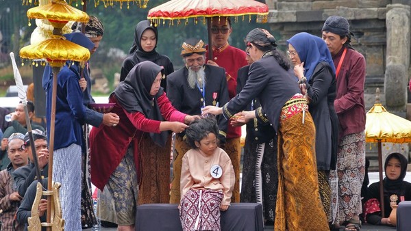 Anak Bajang Jalani Ritual Potong Rambut Gimbal di Dieng