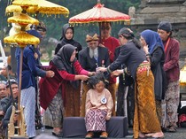 Anak Bajang Jalani Ritual Potong Rambut Gimbal di Dieng