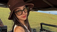 Gaya Anya Geraldine pakai topi saat ke Masai Mara Kenya. (Foto: dok Instagram anyageraldine)
