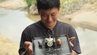 Anya Geraldine lalu memberi kue spesial untuk ulang tahun pacarnya. Wajah Tora Widjaja tampak semringah banget. (Foto: dok Instagram anyageraldine)