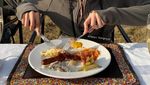 Gaya Anya Geraldine Minum Champagne dan English Breakfast di Kenya