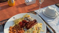Ini potret penyajian English breakfast yang dinikmati oleh Anya Geraldine. Dalam satu piring ada telur, sosis, kacang, kentang, dan jamur. Foto: Instagram/@anyageraldine