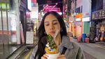 Gaya Anya Geraldine Minum Champagne dan English Breakfast di Kenya
