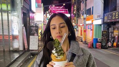 Gaya Anya Geraldine Minum Champagne dan English Breakfast di Kenya