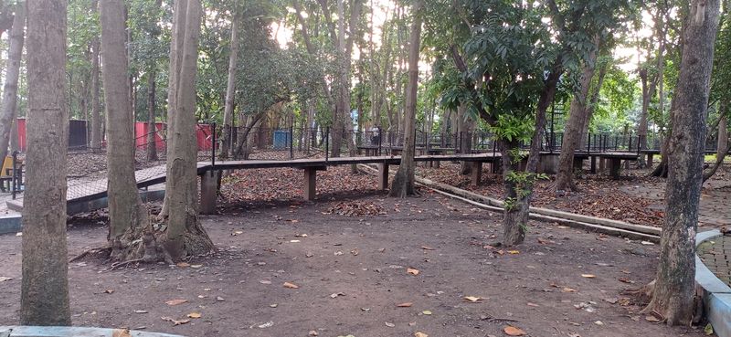 Area flooring kayu Taman Bermain Bijak Plastik Hutan Kota Bekasi