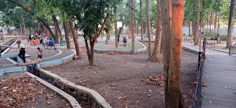 Area tempat duduk Taman Kehayati Hutan Kota Bekasi