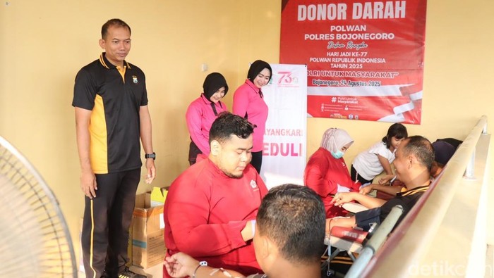 Bakti sosial Polwan Polres Bojonegoro saat CFD