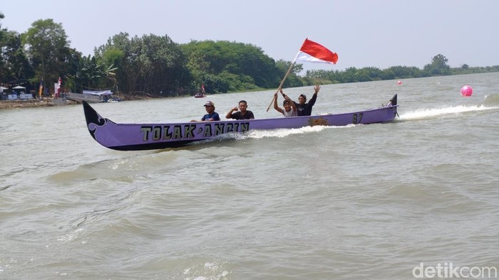 Balap perahu ketinting di sungai Porong Sidoarjo