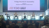 Meski begitu, AHY mengakui pencapaian energi baru terbarukan (EBT) Indonesia masih rendah. Pada 2024, porsinya baru 14%, jauh dari target 23% di 2025. Untuk mencapai target nol emisi karbon pada 2060, pemerintah memperkirakan Indonesia membutuhkan investasi lebih dari US$1 triliun dalam tiga dekade mendatang.