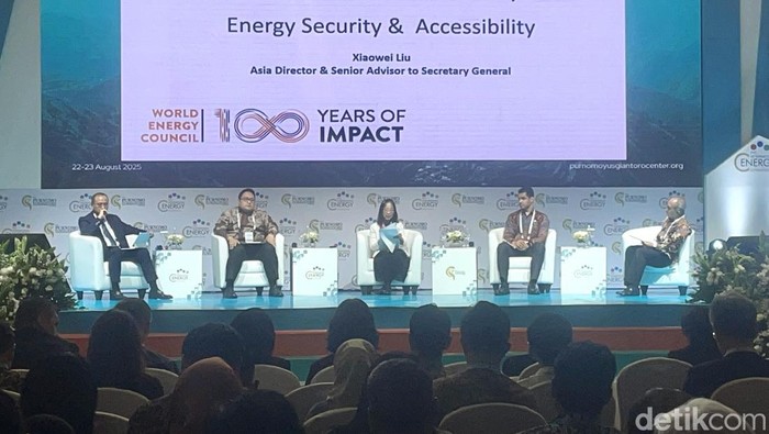 Bangun Hunian TOD, AHY Dorong Hemat Energi Menteri Koordinator Bidang Infrastruktur dan Pembangunan Kewilayahan, Agus Harimurti Yudhoyono (AHY), menghadiri PYC International Energy Conference 2025, di Jakarta. Ia menekankan pentingnya pembangunan hunian yang terintegrasi dengan transportasi umum atau transit oriented development (TOD).