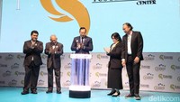 AHY menyebut perkembangan infrastruktur penunjang transisi energi di Indonesia sebenarnya sudah berjalan cukup pesat. Di sektor transportasi, misalnya, kehadiran bus listrik, MRT, LRT, dan kereta berkecepatan tinggi dinilai mampu mengurangi emisi sekaligus mengatasi kemacetan.