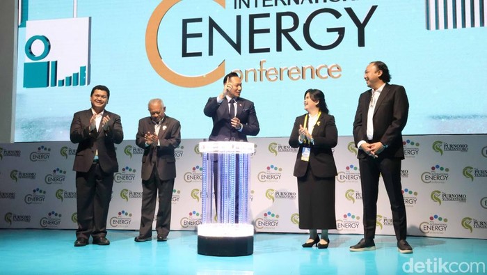Bangun Hunian TOD, AHY Dorong Hemat Energi Menteri Koordinator Bidang Infrastruktur dan Pembangunan Kewilayahan, Agus Harimurti Yudhoyono (AHY), menghadiri PYC International Energy Conference 2025, di Jakarta. Ia menekankan pentingnya pembangunan hunian yang terintegrasi dengan transportasi umum atau transit oriented development (TOD).