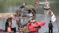 Selain parade gethek, festival juga diwarnai dengan kegiatan tebar mina atau pelepasan ribuan benih ikan ke sungai. Aksi simbolis ini menjadi ajakan bersama untuk menjaga ekosistem Bengawan Solo sekaligus meningkatkan kesadaran masyarakat akan pentingnya kelestarian sungai. ANTARA FOTO/Mohammad Ayudha