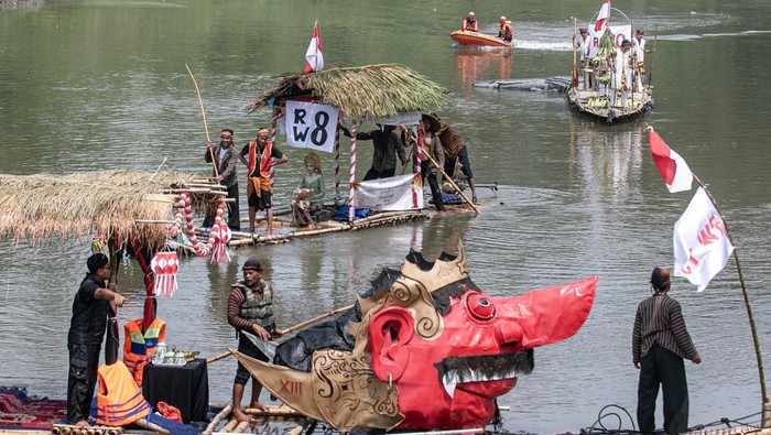 Warga menaiki gethek atau rakit bambu pada acara Festival Gethek Tebar Mina di Sungai Bengawan Solo, Pucang Sawit, Jebres, Solo, Jawa Tengah, Minggu (24/8/2025). Acara tersebut untuk mengingatkan kembali fungsi vital sungai Bengawan Solo pada masa lalu sebagai sarana transportasi sekaligus upaya meningkatkan kesadaran masyarakat akan pentingnya menjaga kebersihan dan kelestarian sungai. ANTARA FOTO/Mohammad Ayudha