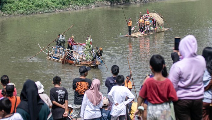 Bengawan Solo Hidup Kembali lewat Festival Gethek dan Tebar Mina Warga menaiki gethek atau rakit bambu pada acara Festival Gethek Tebar Mina di Sungai Bengawan Solo, Pucang Sawit, Jebres, Solo, Jawa Tengah, Minggu (24/8/2025). Acara tersebut untuk mengingatkan kembali fungsi vital sungai Bengawan Solo pada masa lalu sebagai sarana transportasi sekaligus upaya meningkatkan kesadaran masyarakat akan pentingnya menjaga kebersihan dan kelestarian sungai. ANTARA FOTO/Mohammad Ayudha