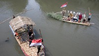 Dengan penuh antusias, warga menaiki gethek atau rakit bambu yang menghiasi permukaan sungai. Dentingan gamelan dan lantunan lagu-lagu tradisional menambah meriah suasana, seakan membawa pengunjung bernostalgia pada era ketika Bengawan Solo menjadi urat nadi kehidupan ekonomi masyarakat. ANTARA FOTO/Mohammad Ayudha