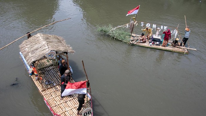 Bengawan Solo Hidup Kembali lewat Festival Gethek dan Tebar Mina Warga menaiki gethek atau rakit bambu pada acara Festival Gethek Tebar Mina di Sungai Bengawan Solo, Pucang Sawit, Jebres, Solo, Jawa Tengah, Minggu (24/8/2025). Acara tersebut untuk mengingatkan kembali fungsi vital sungai Bengawan Solo pada masa lalu sebagai sarana transportasi sekaligus upaya meningkatkan kesadaran masyarakat akan pentingnya menjaga kebersihan dan kelestarian sungai. ANTARA FOTO/Mohammad Ayudha