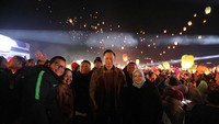 Malam sebelum mengikuti ruwatan anak bajang, AHY juga turut menyalakan lampion sebagai bagian dalam festival yang dihelat apda 23-24 Agustus itu. (Instagram AHY)