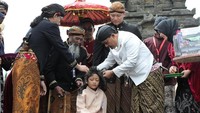 AHY turut menggunting rambut salah satu anak bajang. AHY menyadari tardisi ruwatan anak rambut gimbal di Dieng itu merupakan salah satu budaya dan tradisi yang memiliki nilai-nilai luhur. Makna dari prosesi ini adalah agar kita semakin mengawal putra-putri kita, anak-anak kita, dengan harapan besar mereka memiliki karakter yang baik, kepribadian yang baik, nilai-nilai religius, sekaligus cinta pada bangsa dan negaran, tulis AHY dalam keterangan di Instagram. (Instagram AHY)