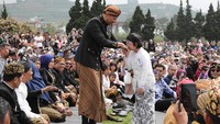 AHY bersalaman dengan salah satu anak bajang. (Instagram AHY)