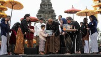 AHY menyerahkan permintaan anak bajang yang menjalani ruatan sebagai salah satu prosesi agar ruwatan itu komplet. Jika ruwatan tak lengkap di anak bisa kembali berambut gimbal dan sakit-sakitan. (Instagram AHY)